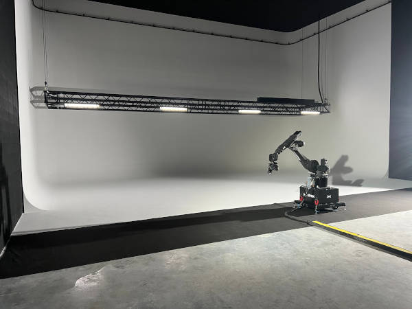 Plateau de tournage de 200 m² à louer avec un cyclorama 3 faces (fond blanc, vert ou noir)